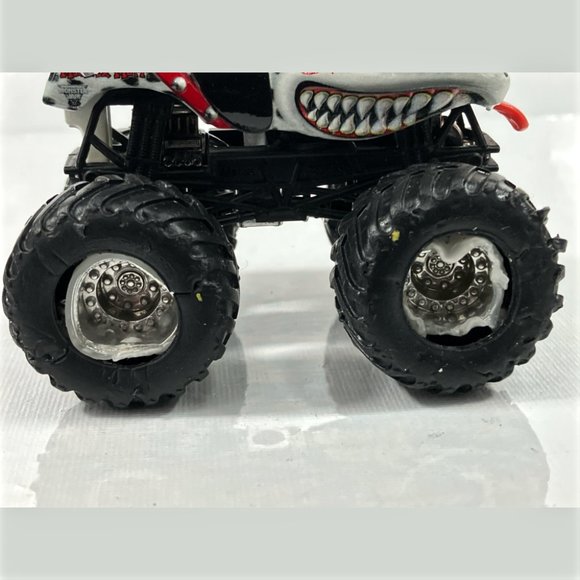 MONSTER MUTT DALMATIAN HOT WHEELS MONSTER JAM TRUCK 1/64 DIECAST Pre-Owned - Picture 12 of 13